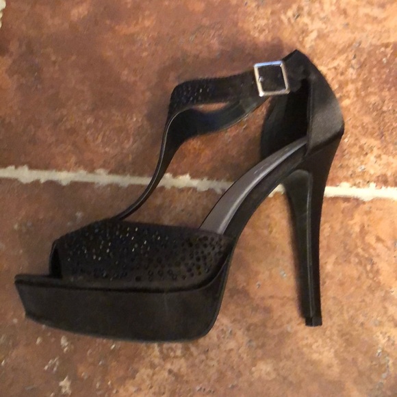 Shoes - Picture 2 of 4